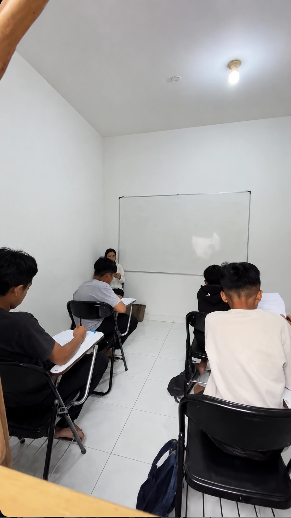 Kegiatan belajar di ruang kelas Time to Study