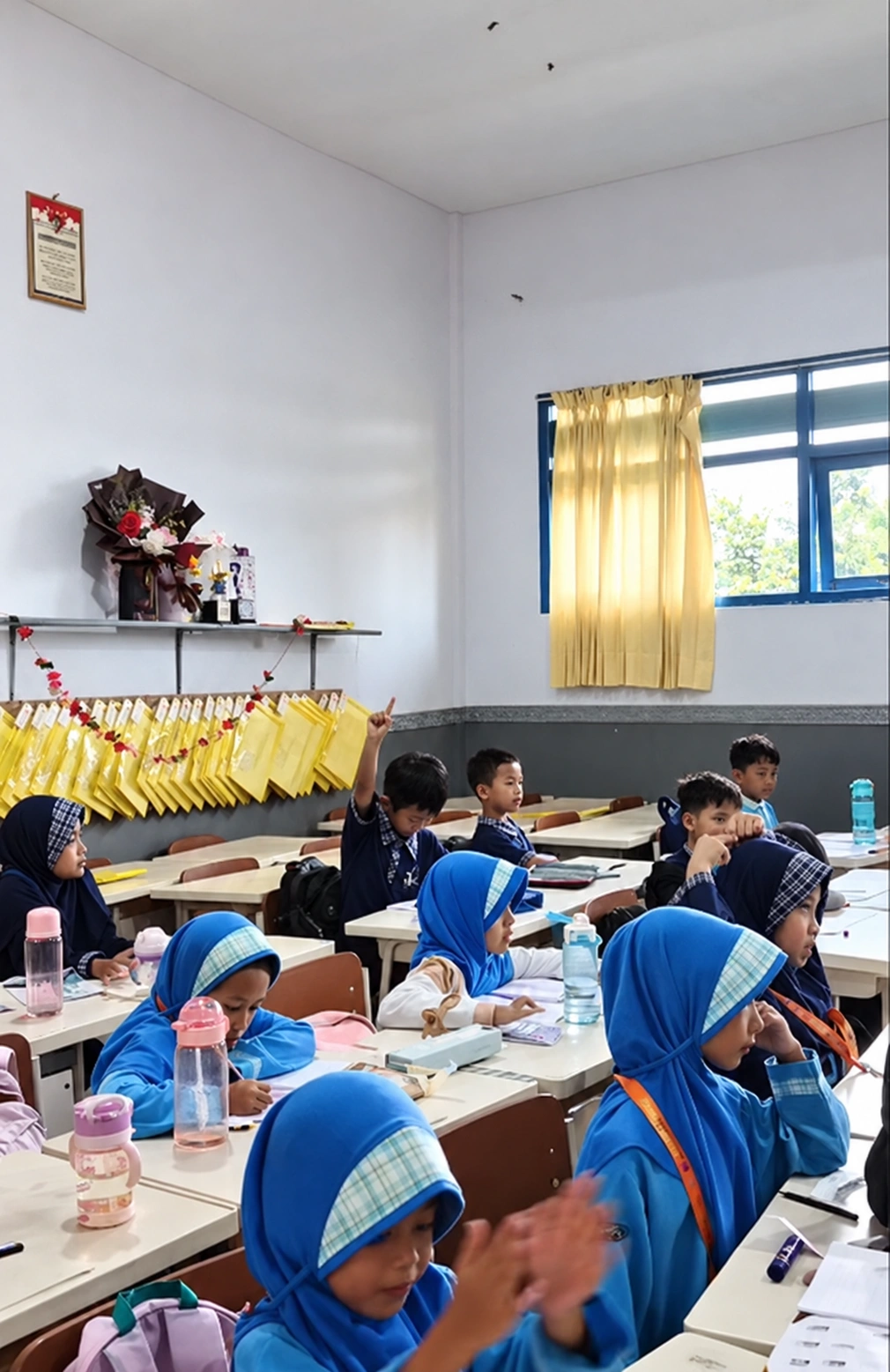 Kegiatan belajar bersama di ruang kelas
