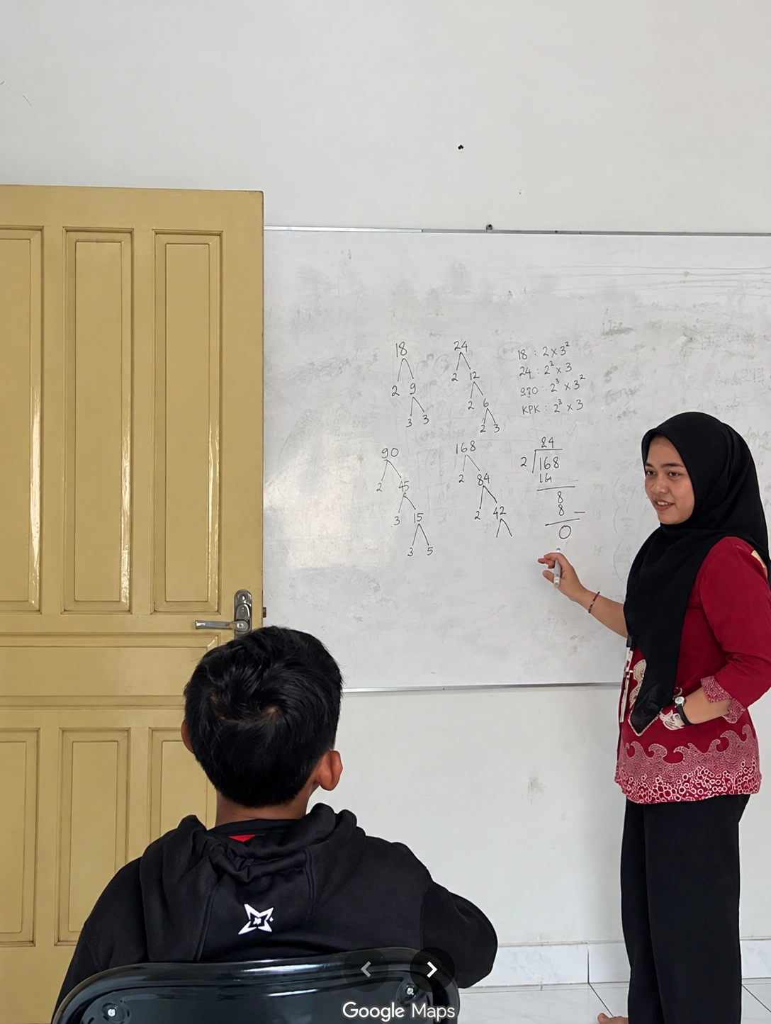 Kegiatan pembelajaran di depan papan tulis